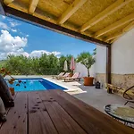 ヴィラ Alka トロギール